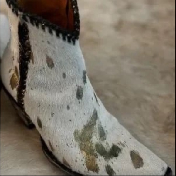 Fabulous Old Gringo Cowgirl Ankle Booties Ivory Cowhide with Gold - Picture 3 of 8